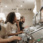 Игровые автоматы онлайн: эволюция классических традиций азартных игр